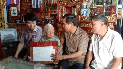 Đồng chí Cao Xuân Liên, Chủ tịch Ủy ban MTTQ Việt Nam thành phố thăm và tặng quà một số tập thể, gia đình chính sách tiêu biểu trên địa bàn quận Hải An