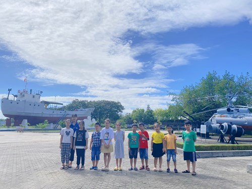 Kỉ niệm 75 năm ngày Thương binh liệt sĩ 27/7, Trường Tiểu học Đông Hải 2 tổ chức cho học sinh đi tham quan Bảo tàng Hải Quân