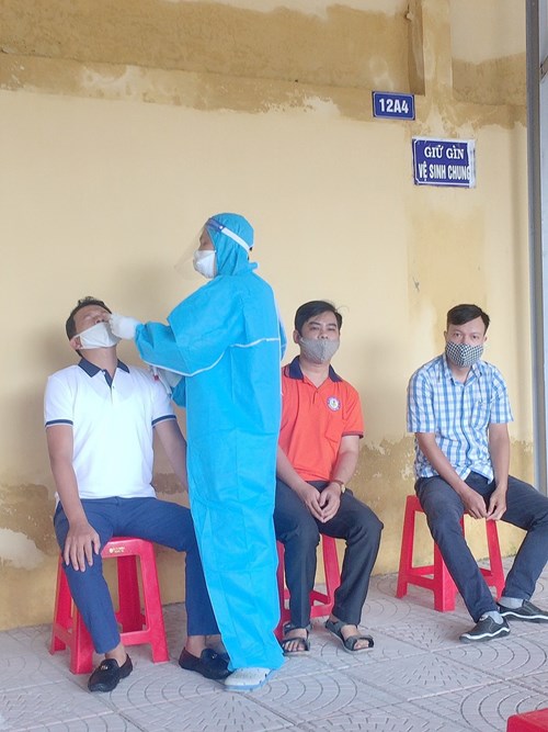 Trường Tiểu học Nguyễn Đóc Tín thực hiện test SARS-COV2 và tiêm vắc xin phòng Covid-19