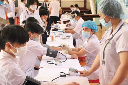 Khám sức khỏe cho học sinh khối 10 năm học 2021 - 2022