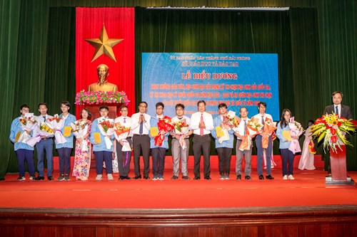  lễ biểu dương  khen thưởng giáo viên, học sinh đạt giải trong kỳ thi chọn hsg quốc gia, kỳ thi khoa học kỹ thuật quốc gia năm học 2021-2022 và ra quân học sinh thi chọn các đội tuyển quốc gia dự thi olympic khu vực và quốc tế năm 2022.