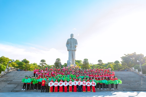 Chương trình học tập-Trải nghiệm:  Theo dấu chân những người anh hùng  - K61 THPT Kiến An