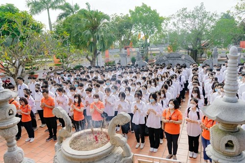 Hs k12 dâng hương, trải nghiệm và hướng nghiệp tại đền thờ trạng trình nguyễn bỉnh khiêm, đền thờ thầy giáo chu văn an và di tích côn sơn.