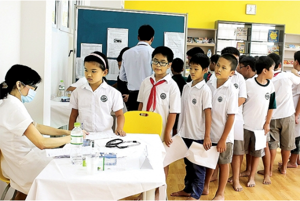 Trường Tiểu học Quảng Ích tổ chức khám sức khỏe học sinh